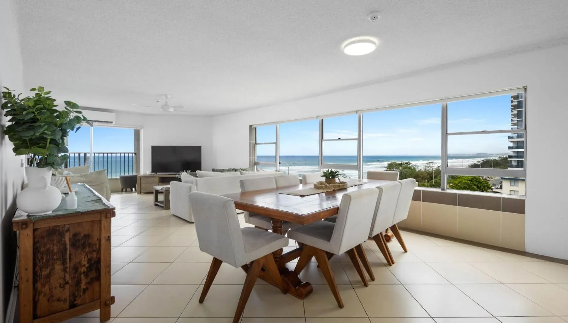 Absolute Beachfront Apartment In Paradise Gold Coast