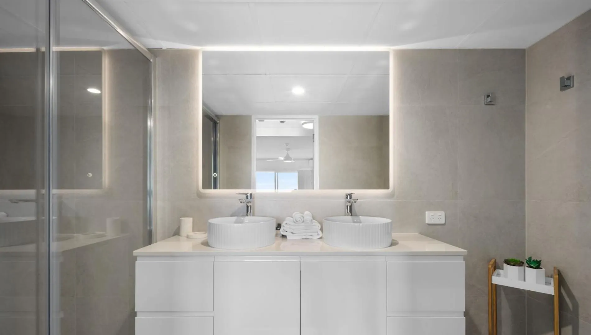 Absolute Beachfront Apartment In Paradise Gold Coast