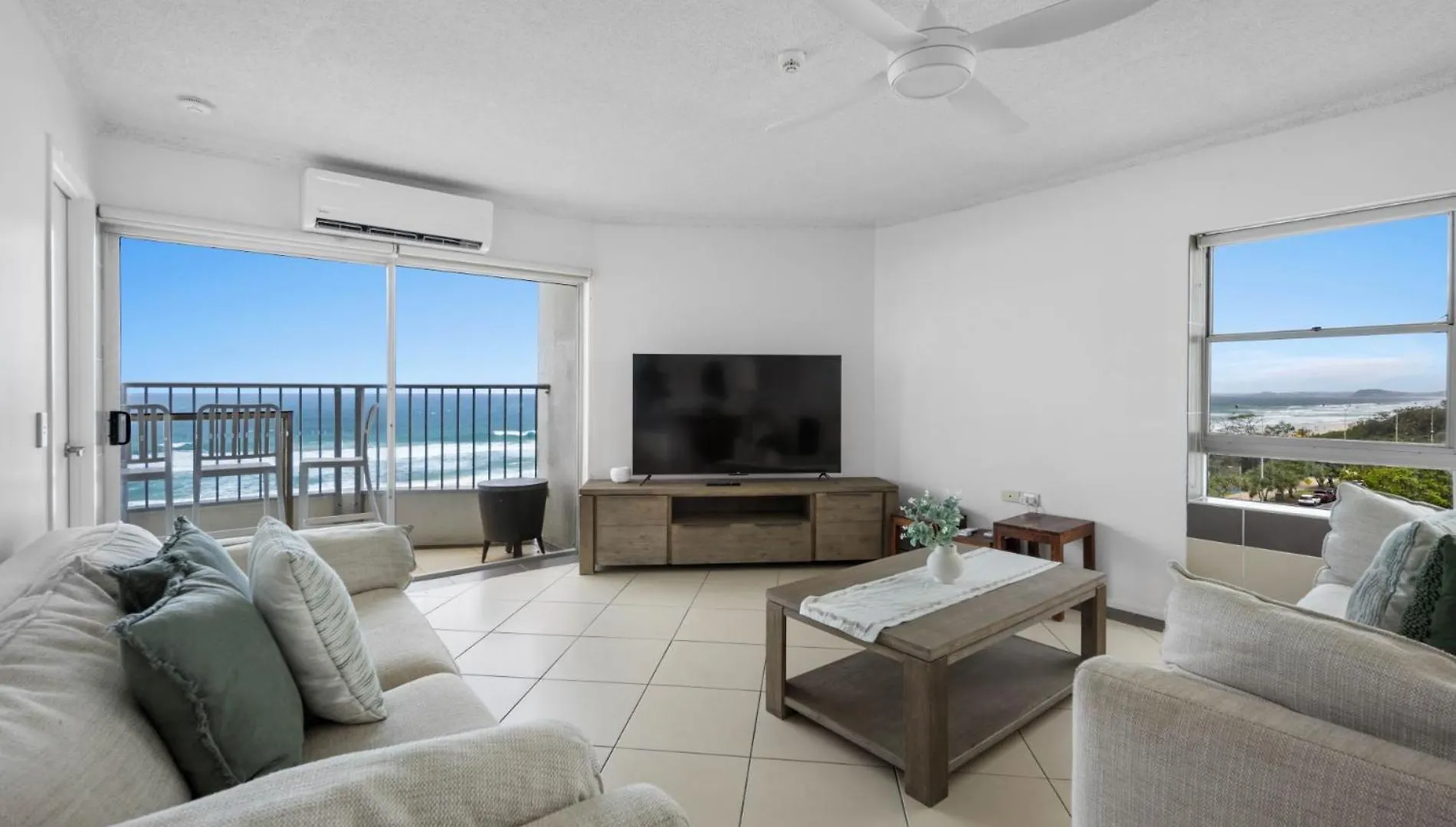 Absolute Beachfront Apartment In Paradise Gold Coast